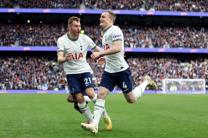 Skipp (phải) ghi bàn mở tỷ số trận Tottenham vs Chelsea