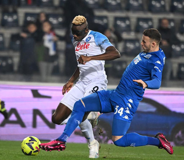 Bàn thắng vào lưới Empoli đang giúp tiền đạo Osimhen (trái) của Napoli kéo dài chuỗi trận ghi bàn không tưởng