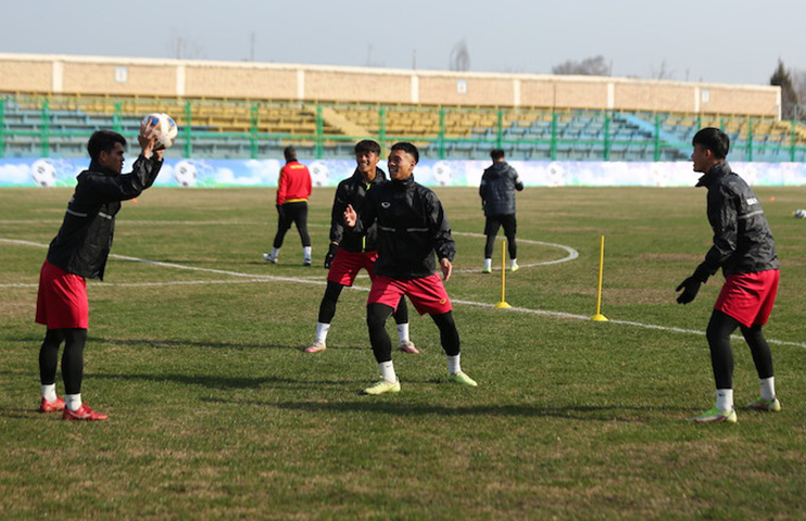 Văn Khang (cầm bóng) tập luyện cùng đồng đội tại Uzbekistan. Ảnh: Phan Hồng 