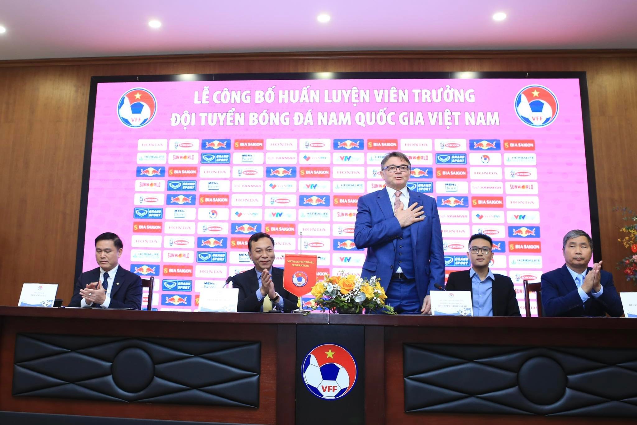 HLV Troussier muốn đưa bóng đá Việt Nam nâng tầm hơn so với thời ông Park - Ảnh: Đức Cường 