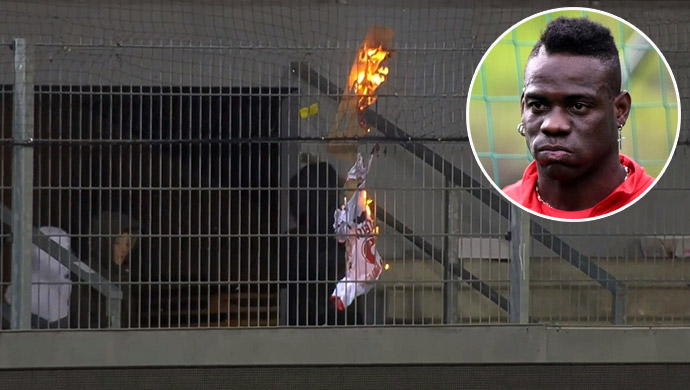 Fan đốt áo đấu của 'bé hư' Balotelli