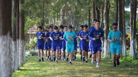 Các đội bóng V.League tập trung trở lại: Kẻ hứng khởi, người kém vui