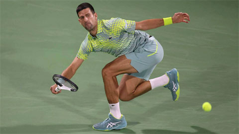 Djokovic thắng nhọc trận ra quân ở Dubai