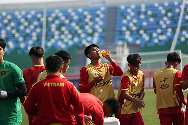 Các cầu thủ U20 Việt Nam nghỉ giải lao giữa hiệp - Ảnh: Phan Hồng
