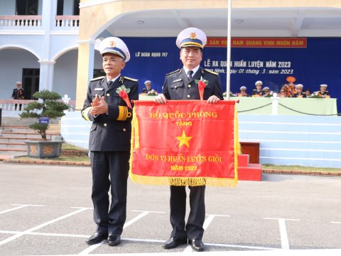 Chuẩn Đô đốc Lương Việt Hùng, Phó Tư lệnh Quân chủng Hải Quân, tặng Cờ đơn vị huấn luyện giỏi năm 2022 cho Lữ đoàn 147