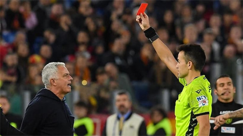 Mourinho chỉ trích trọng tài sau chiếc thẻ đỏ thứ 3 từ đầu mùa