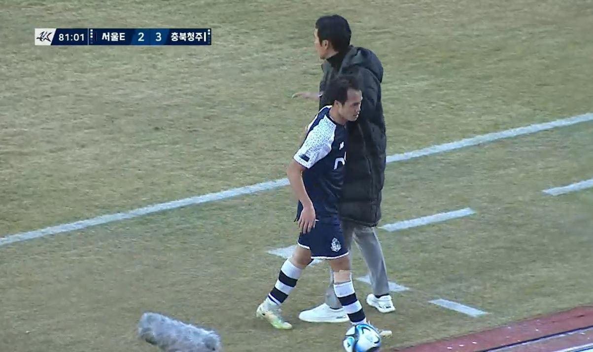 Văn Toàn thi đấu 81 phút trong đội hình của Seoul E-Land ở trận mở màn K.League 2 