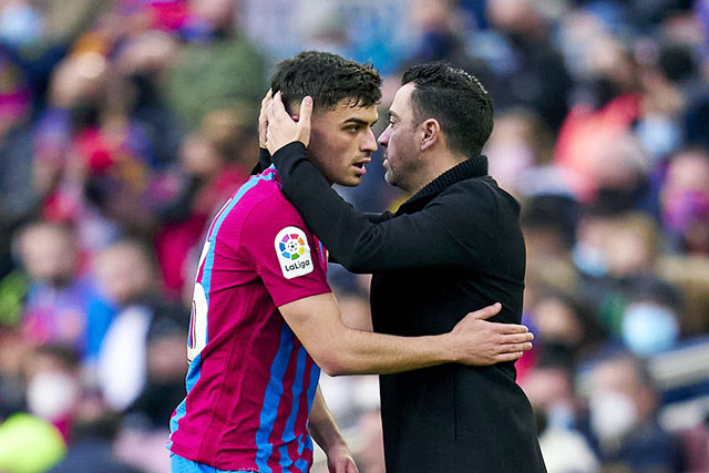 Đích thân HLV Xavi của Barca thừa nhận rằng, tiền vệ trẻ Pedri (trái) hiện là cầu thủ quan trọng nhất ở Camp Nou