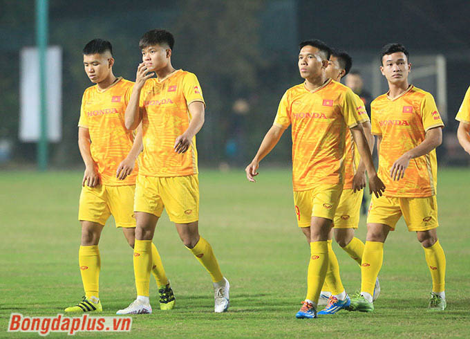 Tối 1/3, ĐT U23 Việt Nam với 41 cầu thủ được triệu tập đã bước vào buổi tập đầu tiên dưới “triều đại” của tân HLV trưởng Philippe Troussier.