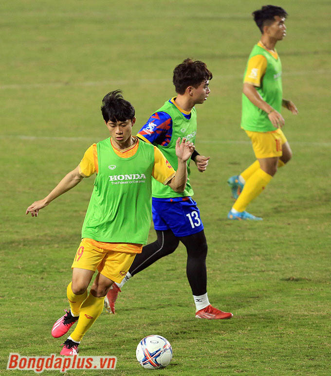 Cầu thủ U23 Việt Nam tích cực di chuyển không bóng dựa theo hướng dẫn của HLV Troussier