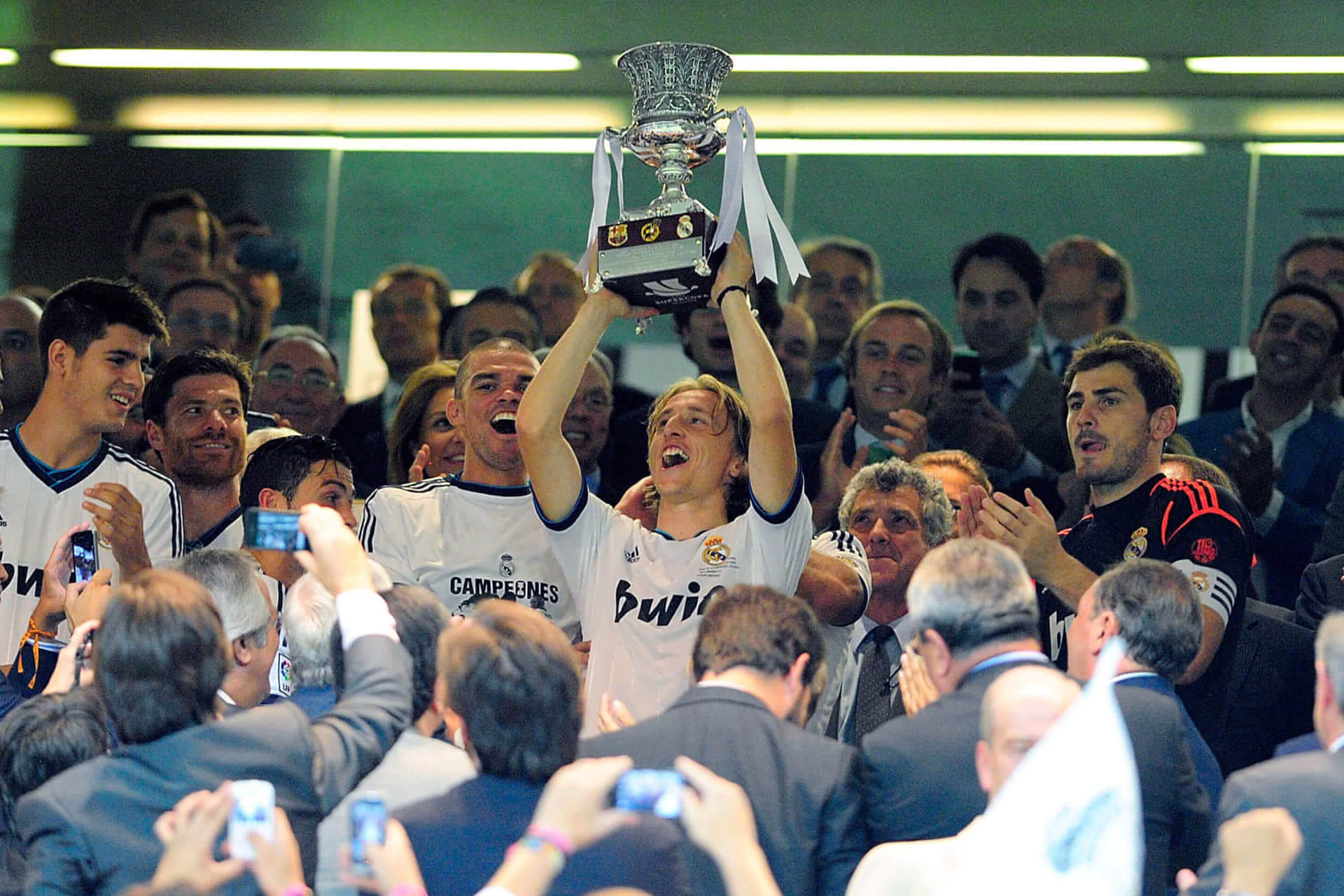 Modric đã cùng với đội bóng Hoàng gia giành được chiếc cúp đầu tiên chỉ hai ngày sau khi chuyển tới từ Tottenham Hotspur