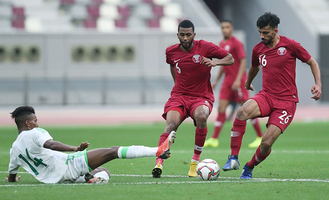 U20 Qatar (áo sẫm) chưa có sự gắn kết giữa các tuyến