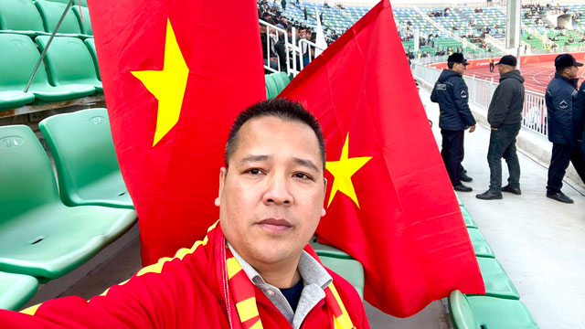 Anh Ngô Thanh Tùng cùng nhóm 8 CĐV Việt Nam (ảnh chủ) tới sân Istiqlol tiếp sức cho U20 Việt Nam	Ảnh: PHAN HỒNG