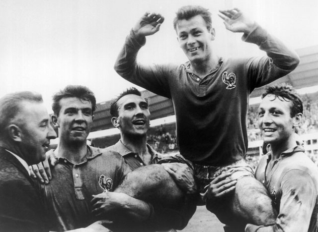 Đồng đội công kênh Fontaine  sau khi ông trở thành cầu thủ  ghi nhiều bàn thắng nhất  trong một kỳ World Cup