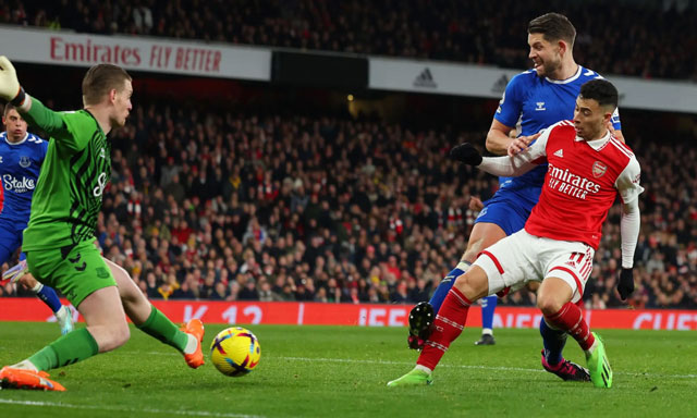 Gabriel Martinelli (số 11) dứt điểm tung lưới Everton ấn định thắng lợi 4-0 cho Arsenal