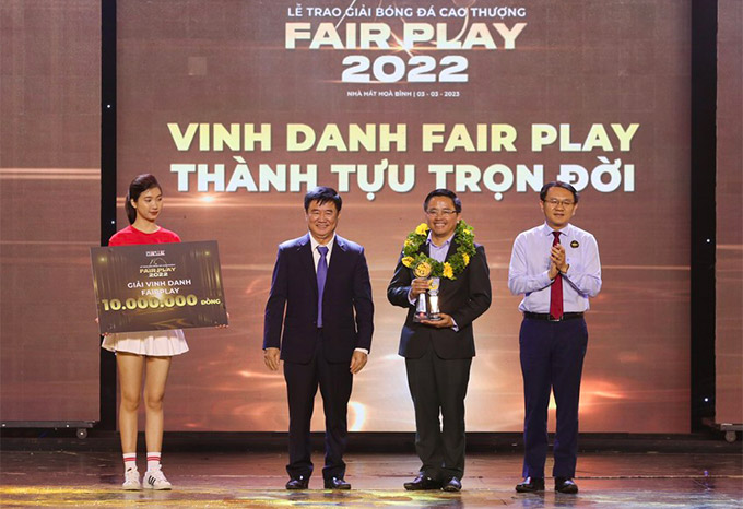 Giám đốc điều hành HAGL - Nguyễn Tấn Anh thay mặt cựu trợ lý Lee Young-jin nhận danh hiệu vinh danh Fair Play.