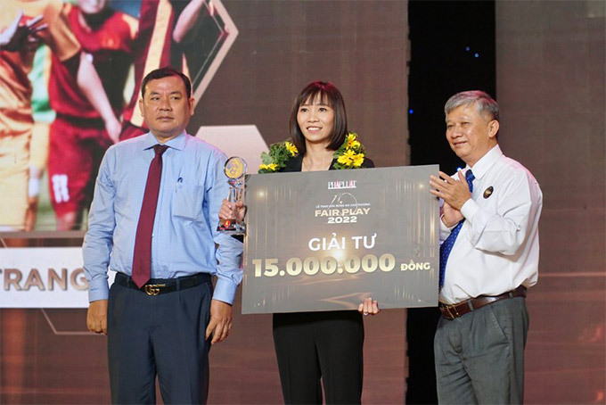 Nữ tuyển thủ Trần Thị Thùy Trang nhận giải tư Fair Play.