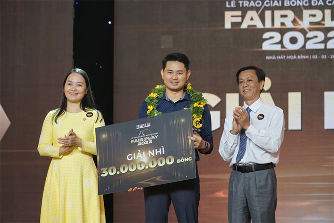 Bác sĩ Dương Tiến Cần nhận giải nhì Fair Play 2022.
