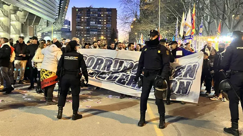 Fan Real biểu tình phản đối Barca ngay trước trận El Clasico