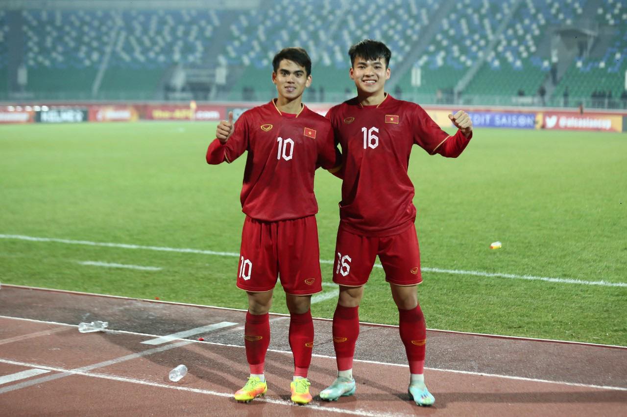 Văn Khang (10) lần thứ 2 liên tiếp nhận giải thưởng cầu thủ xuất sắc nhất trận đấu của U20 Việt Nam - Ảnh: Phan Hòng 