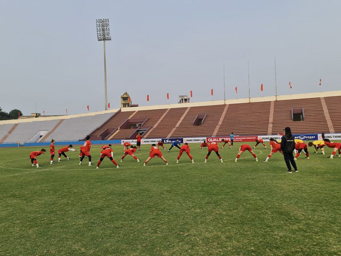 ĐT U20 nữ Việt Nam sử dụng loại giày đế bệt làm quen sân Việt Trì - Ảnh: VFF