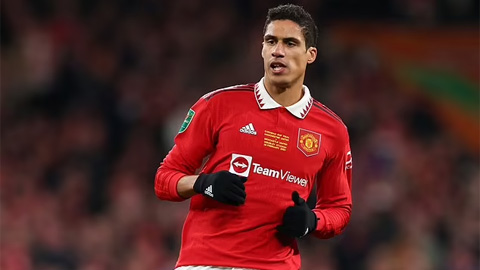 Man United 'toát mồ hôi' với sức khỏe của Varane trước đại chiến Liverpool