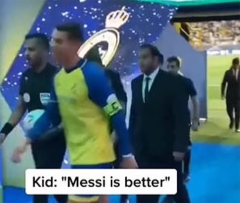Ronaldo bị fan nhí so sánh với Messi