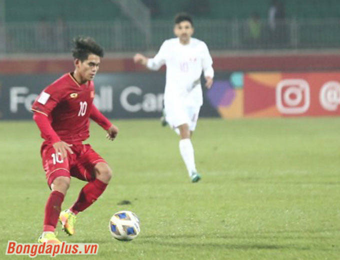 Các cầu thủ U20 Việt Nam kiên trì gồng mình chờ đợt phản công