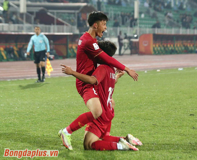 Cuối hiệp 1, Quốc Việt ghi bàn thắng với cú sút chéo góc bất ngờ đánh bại thủ môn U20 Qatar, mở tỷ số cho U20 Việt Nam 