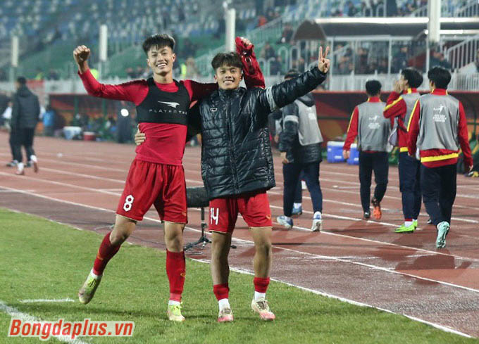 Niềm vui sướng của Văn Trường và toàn đội U20 Việt Nam, khi họ đánh bại U20 Qatar với tỷ số chung cuộc 2-1 