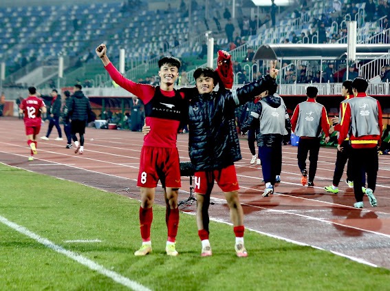 Văn Trường hạnh phúc khi giúp U20 Việt Nam đánh bại Qatar - Ảnh: Phan Hồng 