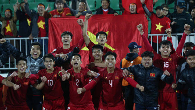 Cầu thủ Việt Nam ăn mừng cùng NHM sau trận	Ảnh: Phan Hồng
