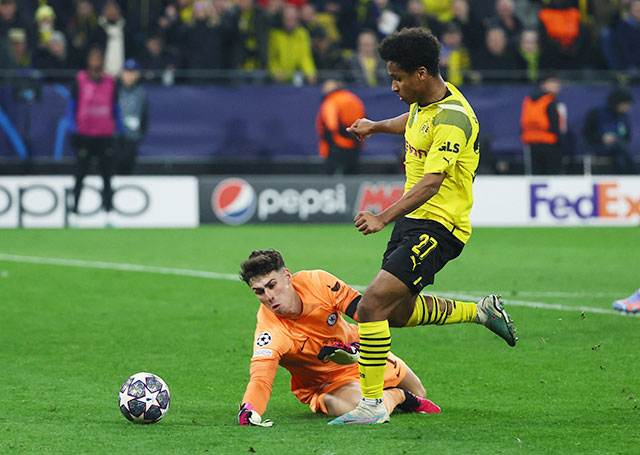 Điểm tựa sân nhà là không đủ để giúp Kepa (dưới) và đồng đội cản bước Dortmund