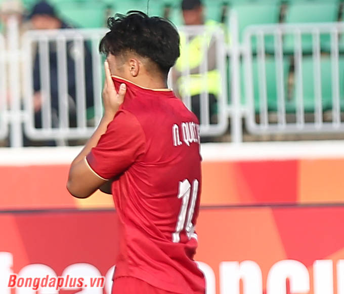 Tuy nhiên sau đó, U20 Việt Nam lại bị U20 Iran liên tục vượt lên. Quốc Việt không khỏi thất vọng khi đội nhà đánh rơi cơ hội đi tiếp