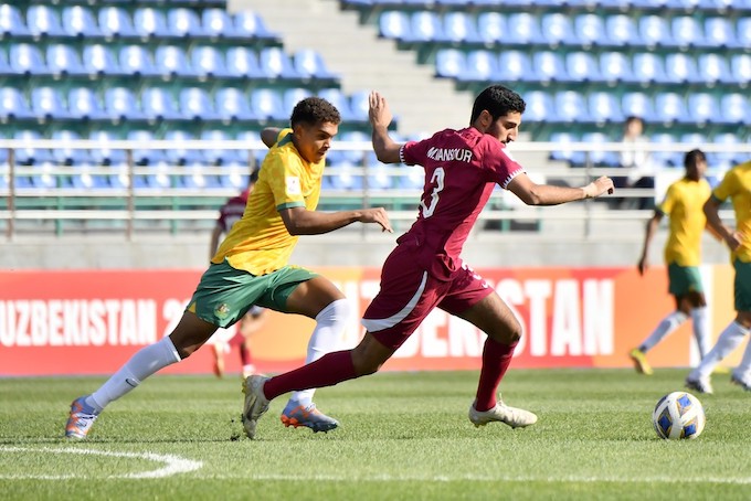 Pha tranh bóng của cầu thủ U20 Qatar (áo đỏ) và U20 Australia