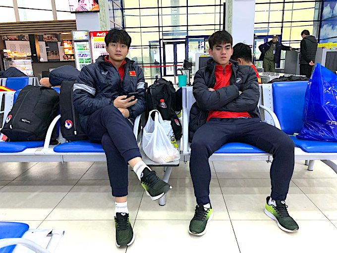 cùng các cầu thủ U20 Việt Nam tại sân bay khi chuẩn bị về nước. Ảnh: Phan Hồng