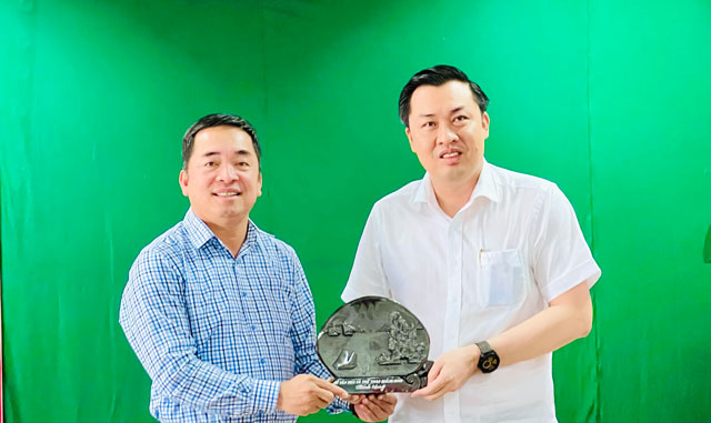Ông Nguyễn Thanh Tùng – Phó Giám đốc Sở VH-TT và DL tỉnh Quảng Ninh tặng quà lưu niệm cho đại điện lãnh đạo Sở VH-TT và DL tỉnh Bình Dương