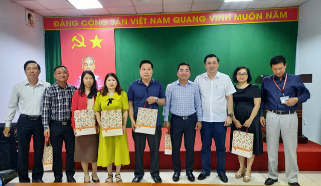Ông Cao Văn Chóng tặng quà lưu niệm cho đại diện lãnh đạo và cán bộ Sở VH-TT và DL tỉnh Quảng Ninh.