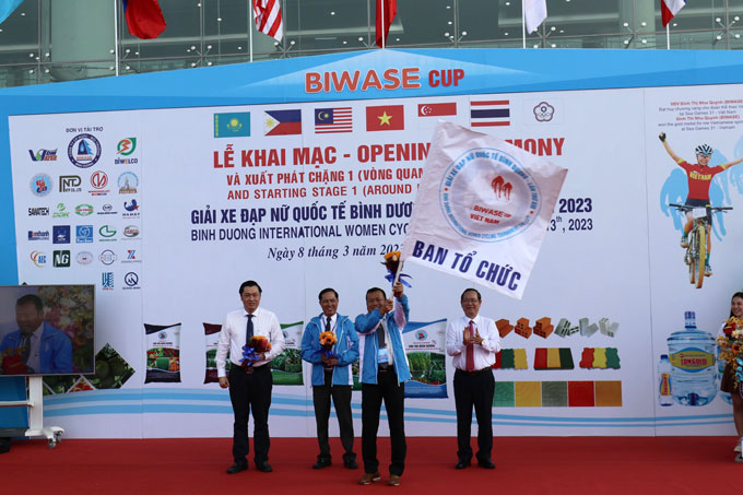 Ông Nguyễn Văn Dành, Phó Chủ tịch Ủy ban nhân dân tỉnh Bình Dương (bên phải) trao cờ lệnh xuất phát cho BTC giải