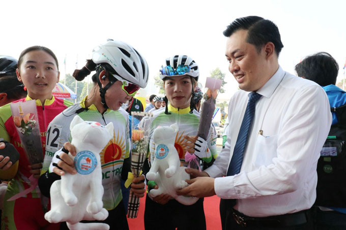 Ông Cao Văn Chóng - Phó Giám đốc Sở Văn hóa, Thể thao và Du lịch tỉnh Bình Dương tặng hoa chúc mừng các VĐV