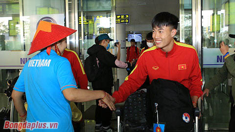 Tuyển thủ U20 Việt Nam cúi chào lễ phép người hâm mộ 