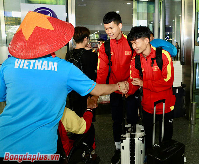 Dù di chuyển 2 chặng bay kéo dài hơn 1 ngày, các cầu thủ U20 Việt Nam vẫn nở nụ cười thân thiện và chào hỏi lễ phép cổ động viên 