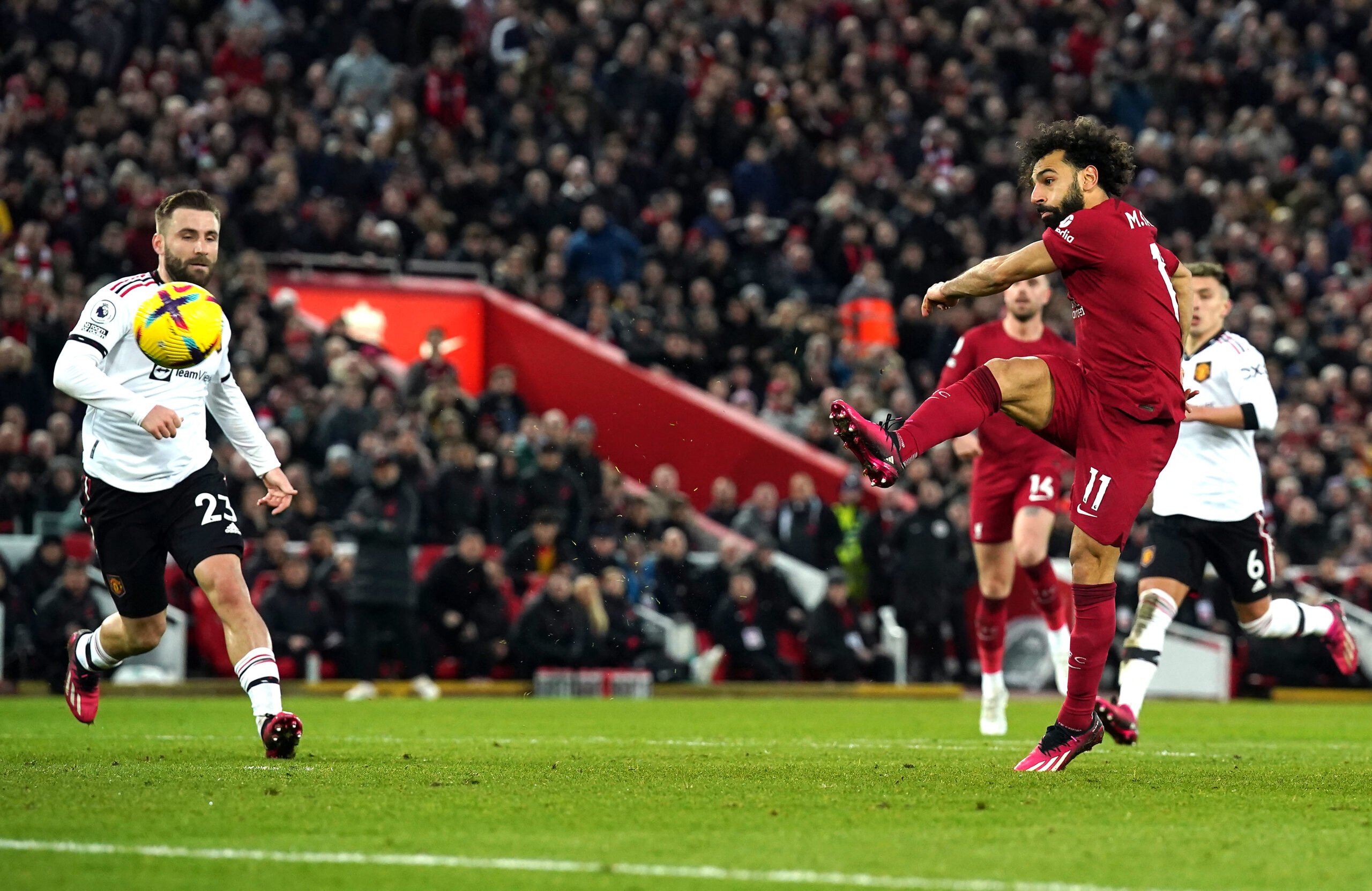 Salah hành động rất mạnh mẽ trong việc ghi bàn thắng đầu tiên của mình vào lưới MU hôm Chủ nhật