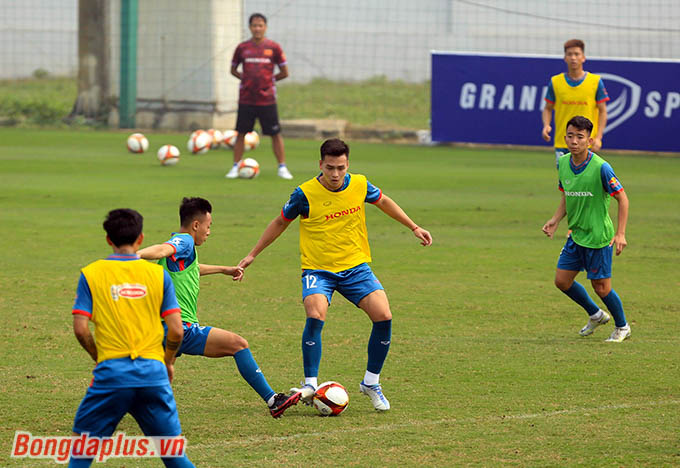 Ở buổi tập này, HLV Troussier gộp chung cầu thủ U23 Việt Nam vào tập cùng với ĐT Việt Nam 