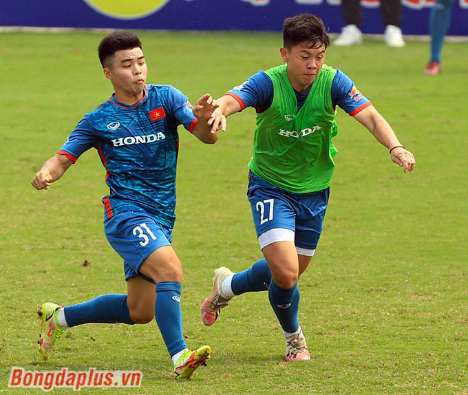 Các cầu thủ ĐT Việt Nam và U23 Việt Nam cũng phải thực hiện chuyền bóng 1 chạm, trong trường hợp không bị đối phương gây áp lực lên mình