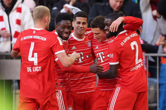 3/5 hậu vệ của Bayern đã ghi bàn ở trận thắng Augsburg