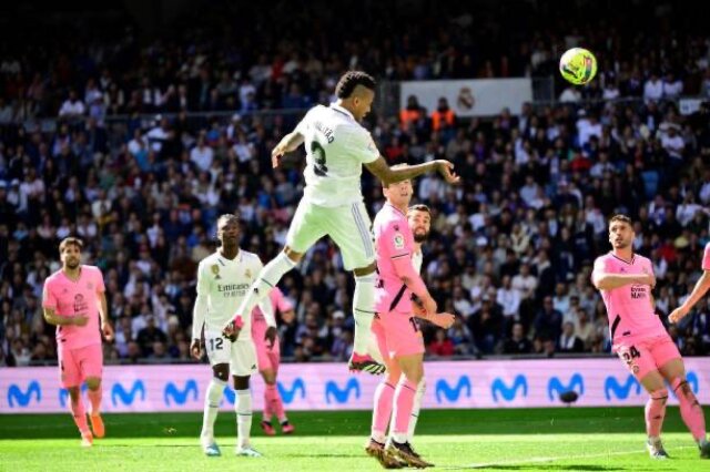 Eder Militao đánh đầu nâng tỷ số lên 2-1 cho Real Madrid ở cuối hiệp 1