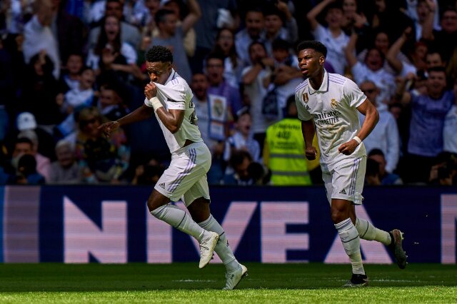 Vinicius Junior gỡ hòa 1-1 cho Real Madrid với pha xử lý quen thuộc
