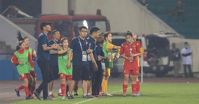 Bất ngờ để thua, U20 nữ Việt Nam không cho thấy dấu hiệu xuống tinh thần. Đội bóng áo đỏ bình tĩnh triển khai lối chơi và gia tăng sức tấn công lên phần sân của U20 nữ Ấn Độ. Nhưng ở những tình huống mang tính quyết, U20 nữ Việt Nam lại thiếu đi tính chính xác để có bàn thắng
