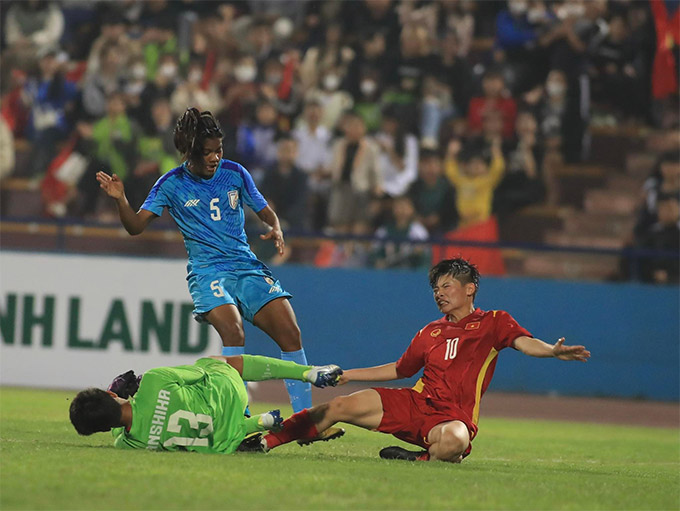  20 nữ Ấn Độ sớm có được điều mình cần khi Babina Devi tung cú sút xa rất đẹp mắt đánh bại thủ thành Danh Thị Kiều My mở tỉ số trận đấu cho đội khách
